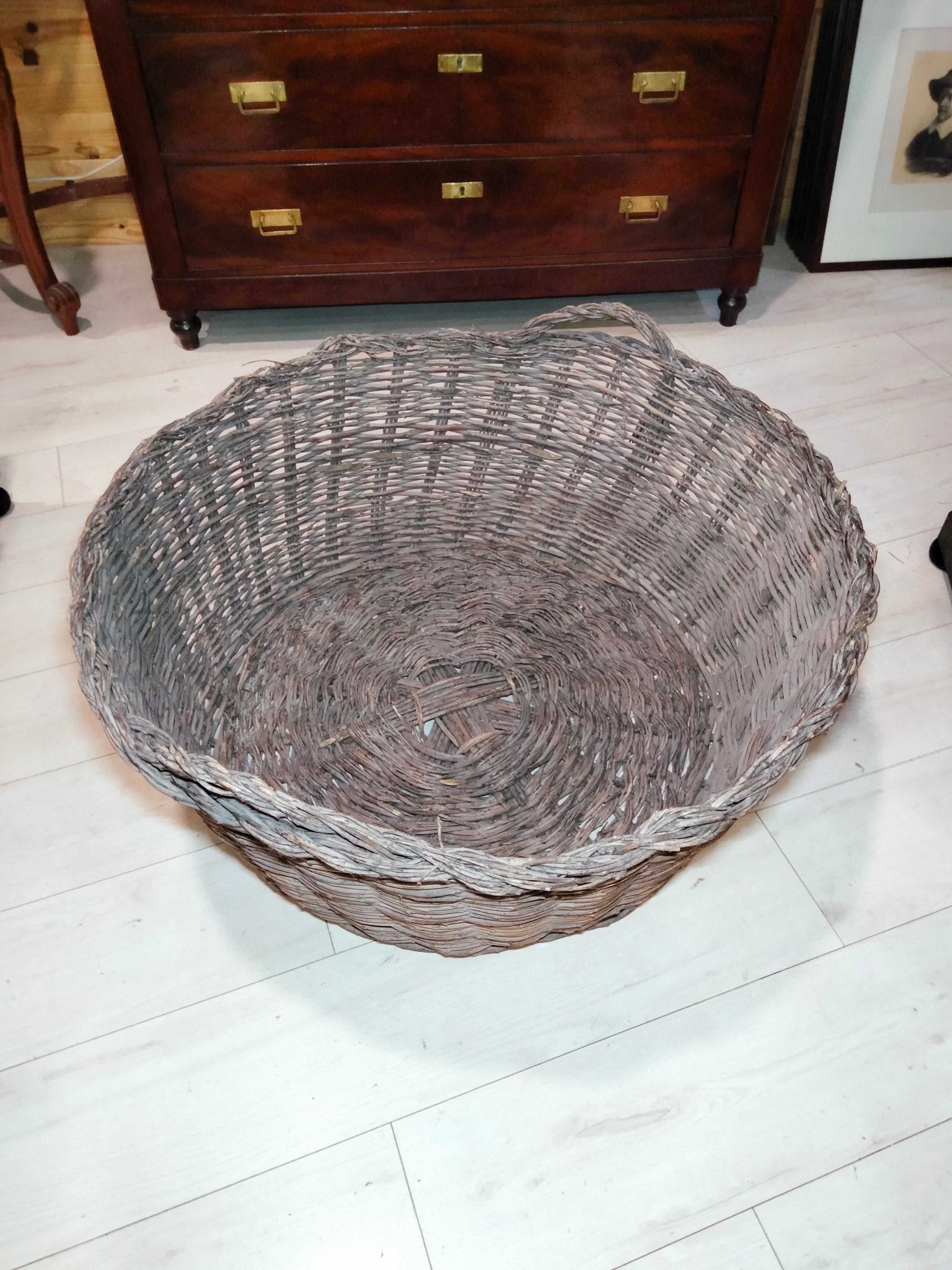 Gran Canasta Antigua de Olivo - Decoración con Historia - Cositas Antiguas – La Guadaña, Anticuarios Online en Jerez , vender antigüedades, muebles antiguos