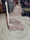 Recogedor de madera para barrer, vintage y resistente - Cositas Antiguas – La Guadaña, Anticuarios Online en Jerez , vender antigüedades, muebles antiguos