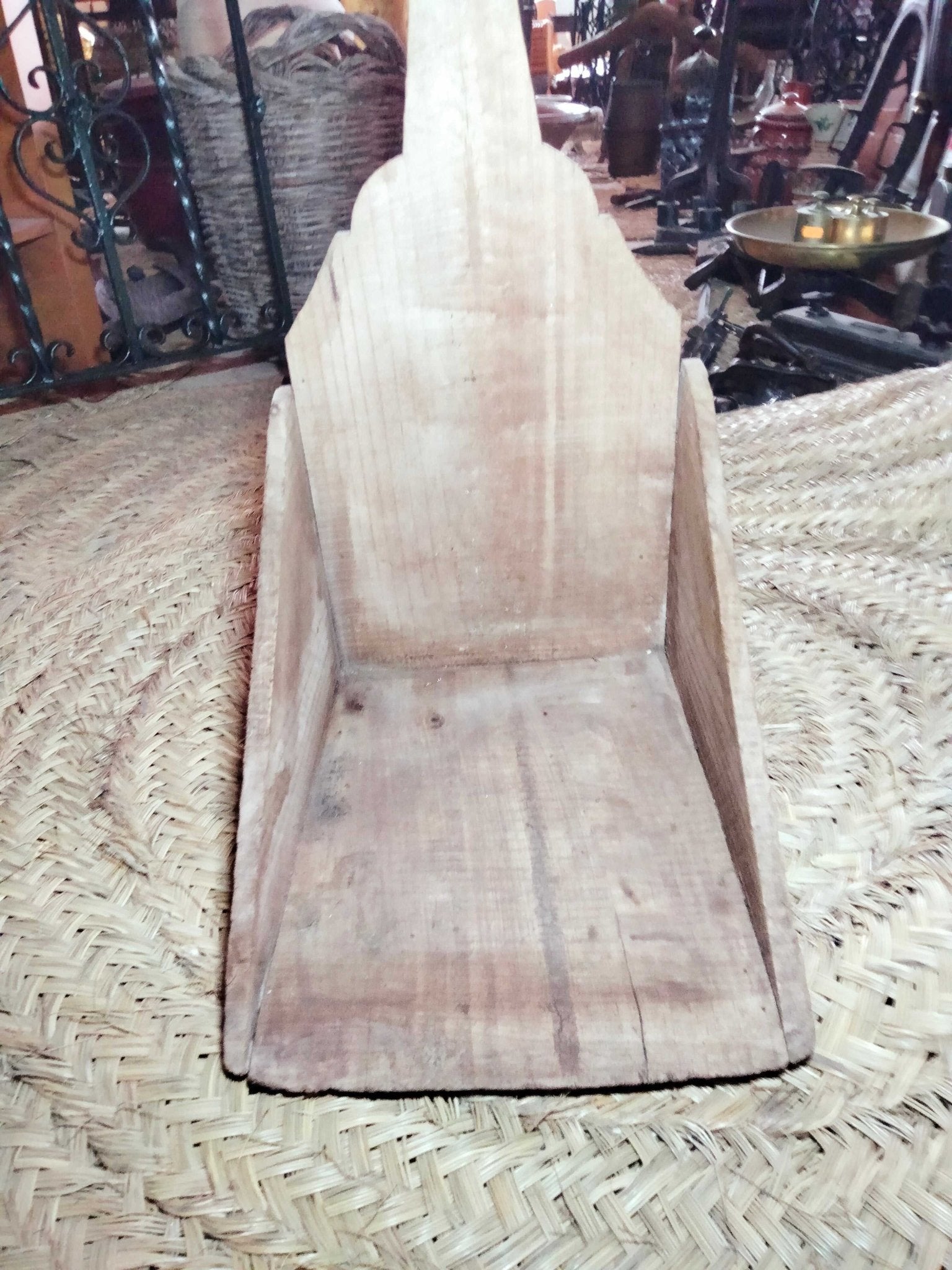 Recogedor de madera para barrer, vintage y resistente - Cositas Antiguas – La Guadaña, Anticuarios Online en Jerez , vender antigüedades, muebles antiguos
