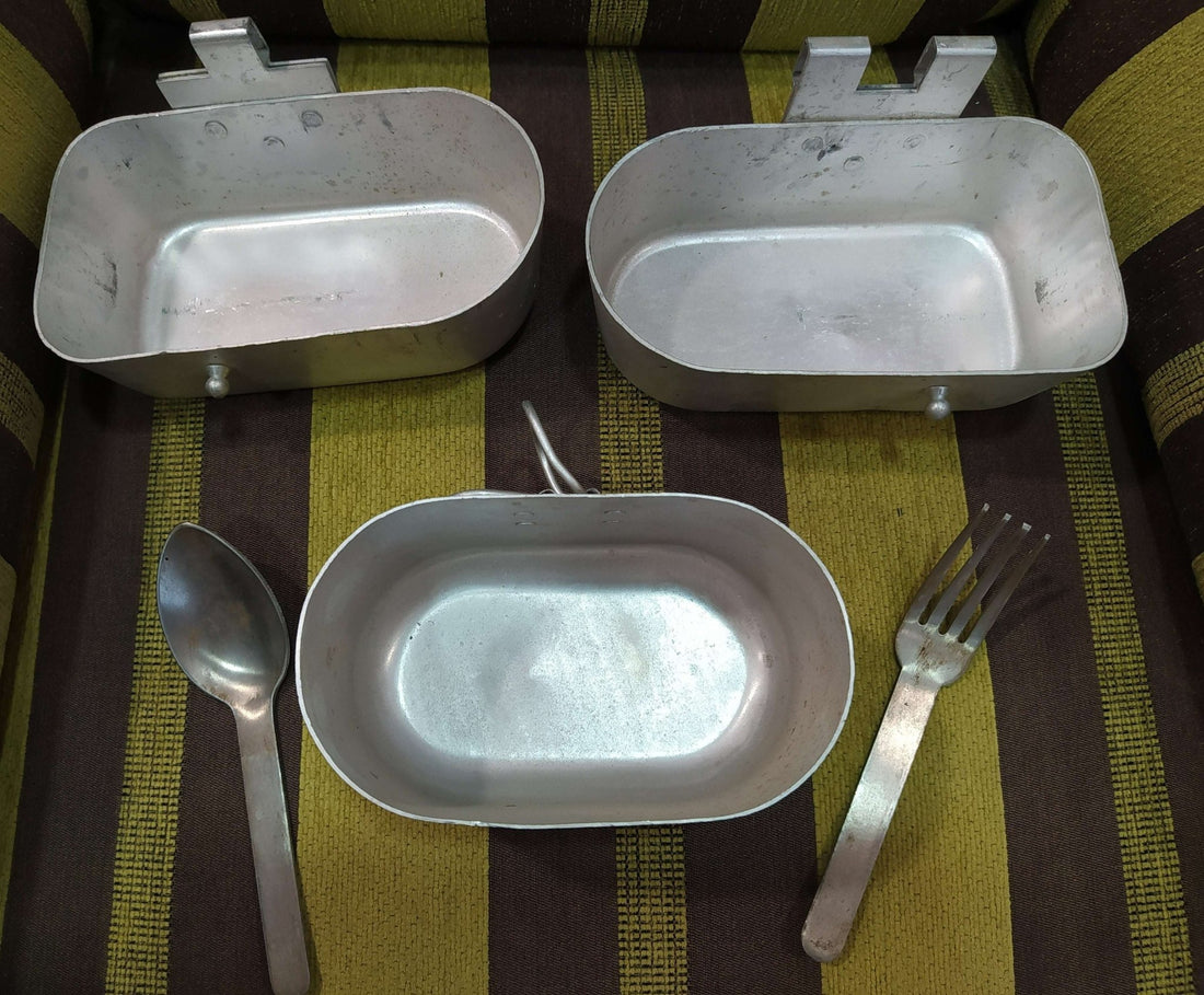 Fiambrera de aluminio antigua militar con cubiertos incluidos - Cositas Antiguas – La Guadaña, Anticuarios Online en Jerez , vender antigüedades, muebles antiguos