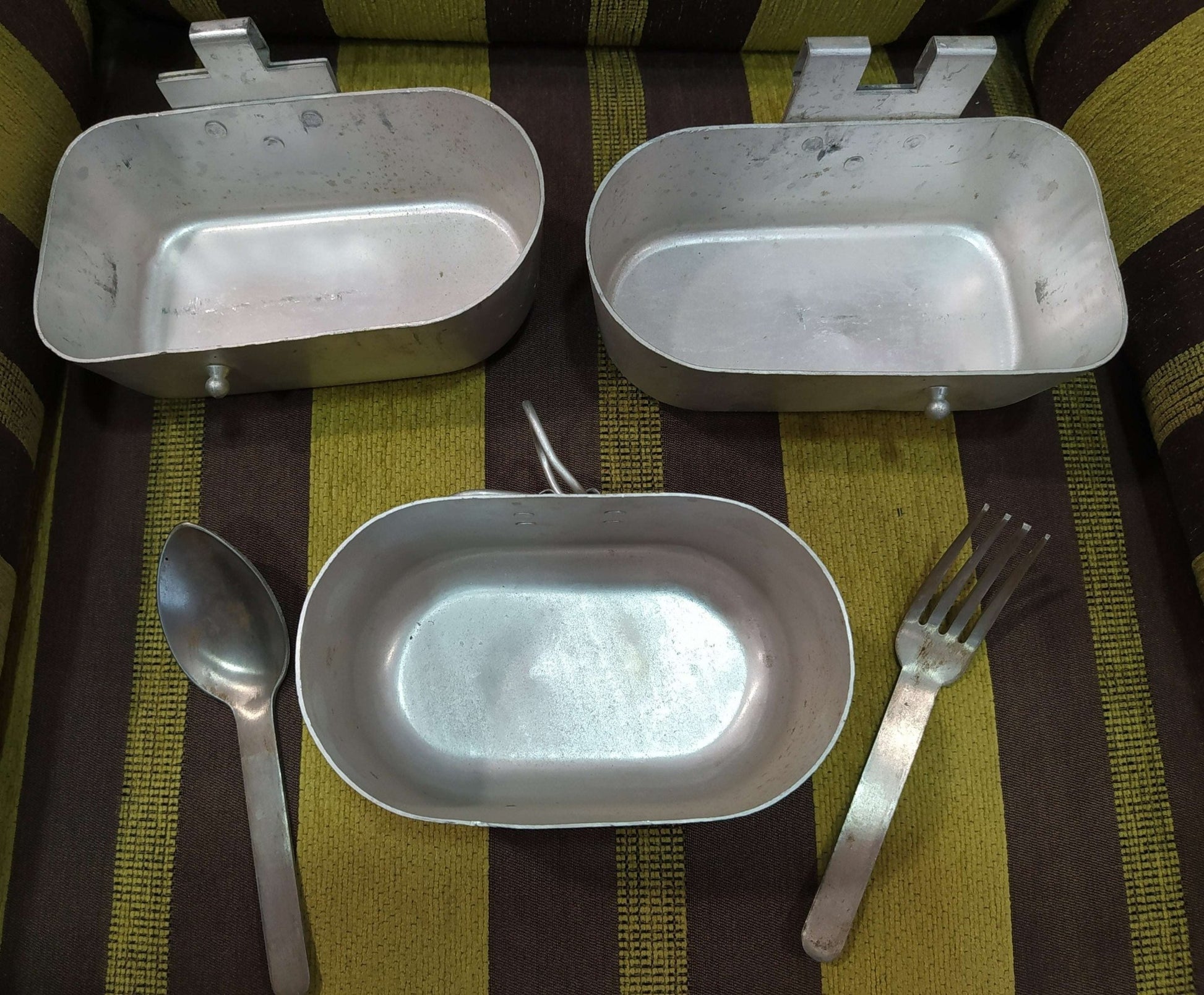Fiambrera de aluminio antigua militar con cubiertos incluidos - Cositas Antiguas – La Guadaña, Anticuarios Online en Jerez , vender antigüedades, muebles antiguos
