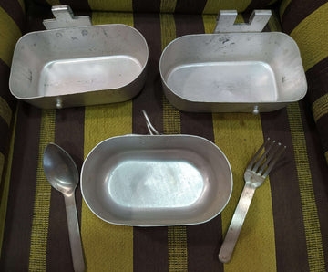 Fiambrera de aluminio antigua militar con cubiertos incluidos - Cositas Antiguas – La Guadaña, Anticuarios Online en Jerez , vender antigüedades, muebles antiguos