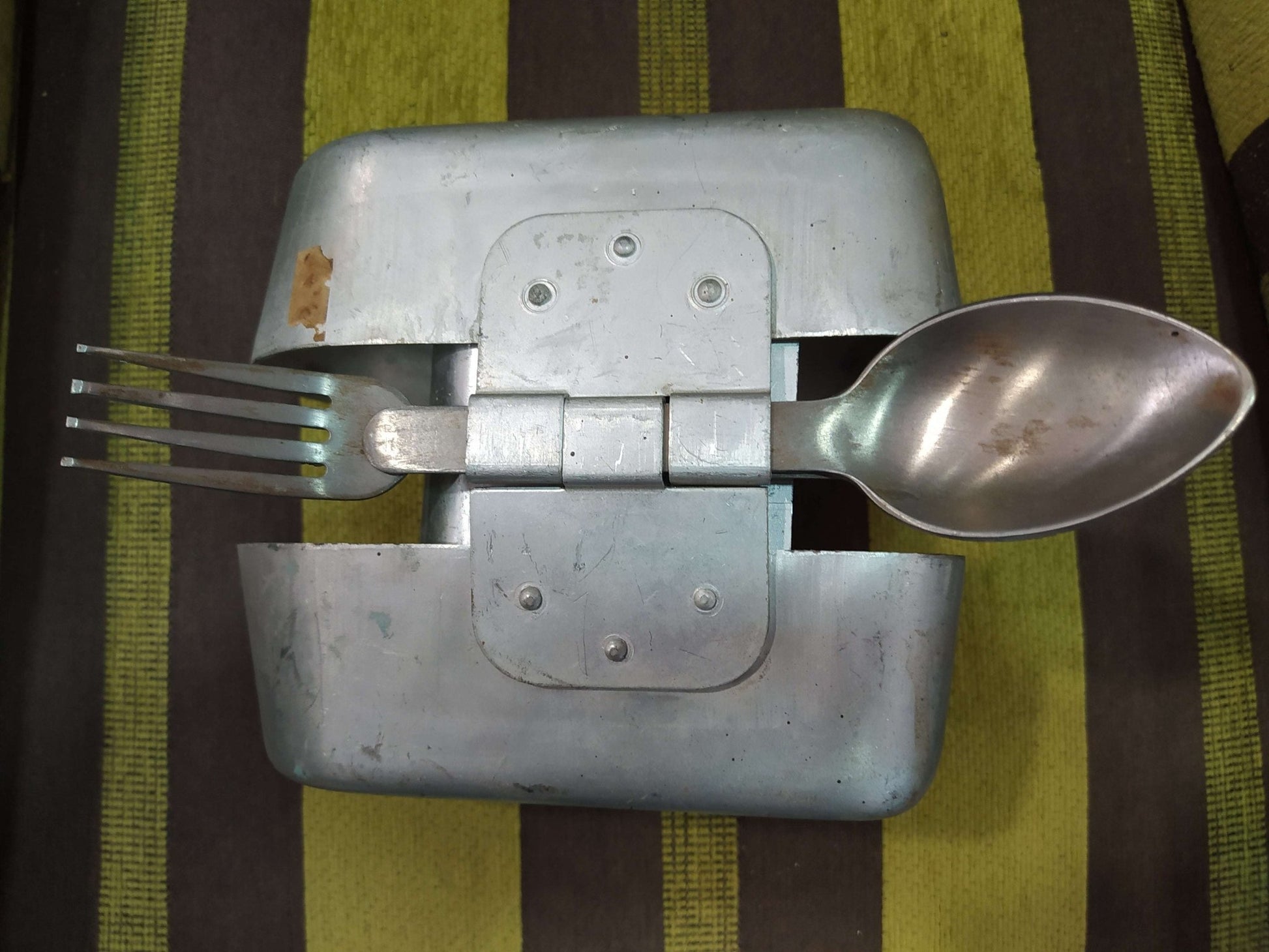 Fiambrera de aluminio antigua militar con cubiertos incluidos - Cositas Antiguas – La Guadaña, Anticuarios Online en Jerez , vender antigüedades, muebles antiguos