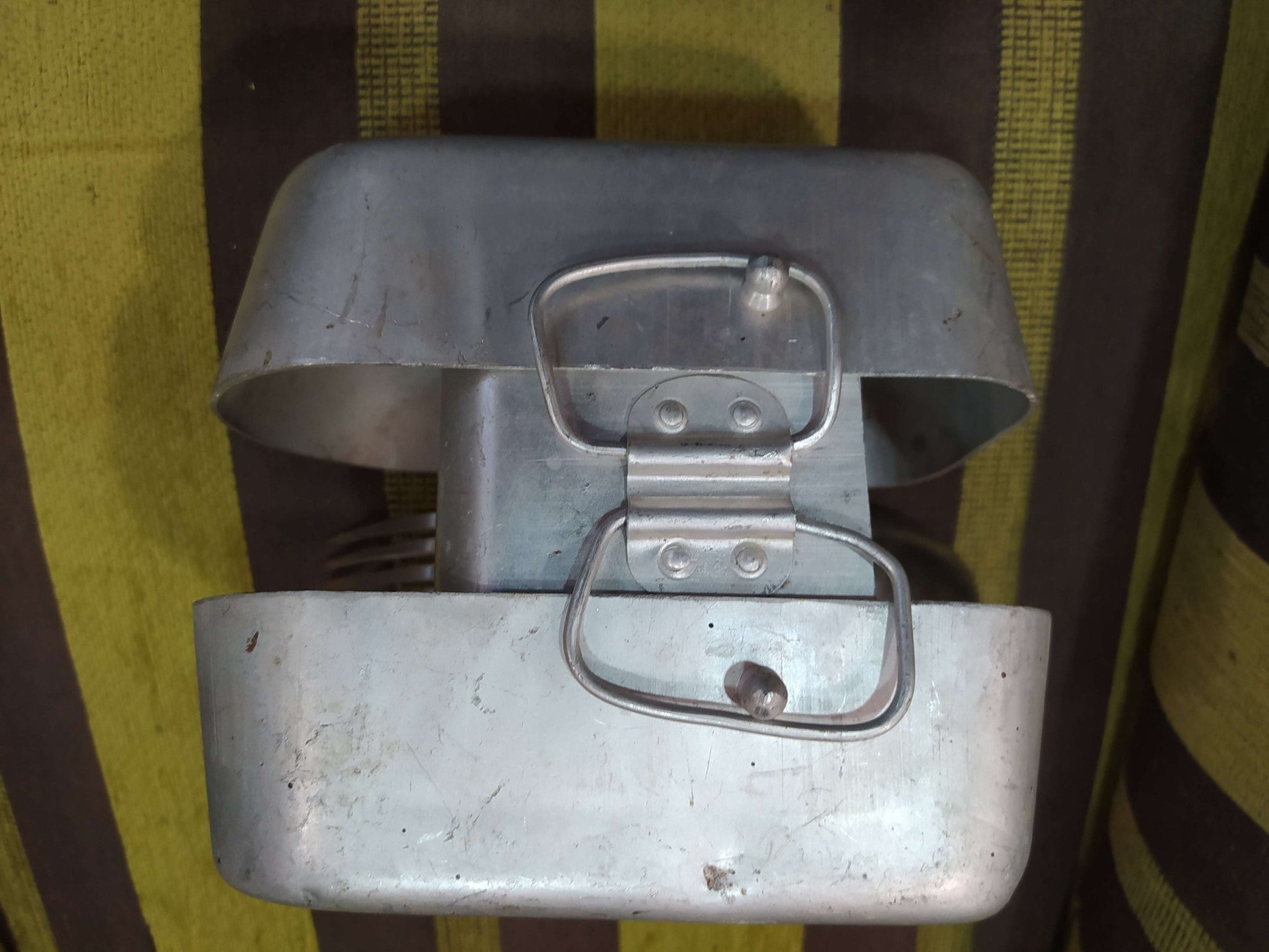 Fiambrera de aluminio antigua militar con cubiertos incluidos - Cositas Antiguas – La Guadaña, Anticuarios Online en Jerez , vender antigüedades, muebles antiguos