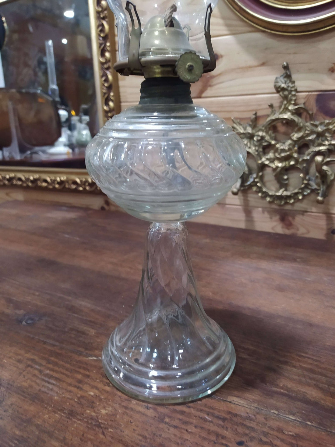 Quinqué de cristal antiguo en perfecto estado - Ideal para coleccionistas - Cositas Antiguas – La Guadaña, Anticuarios Online en Jerez , vender antigüedades, muebles antiguos
