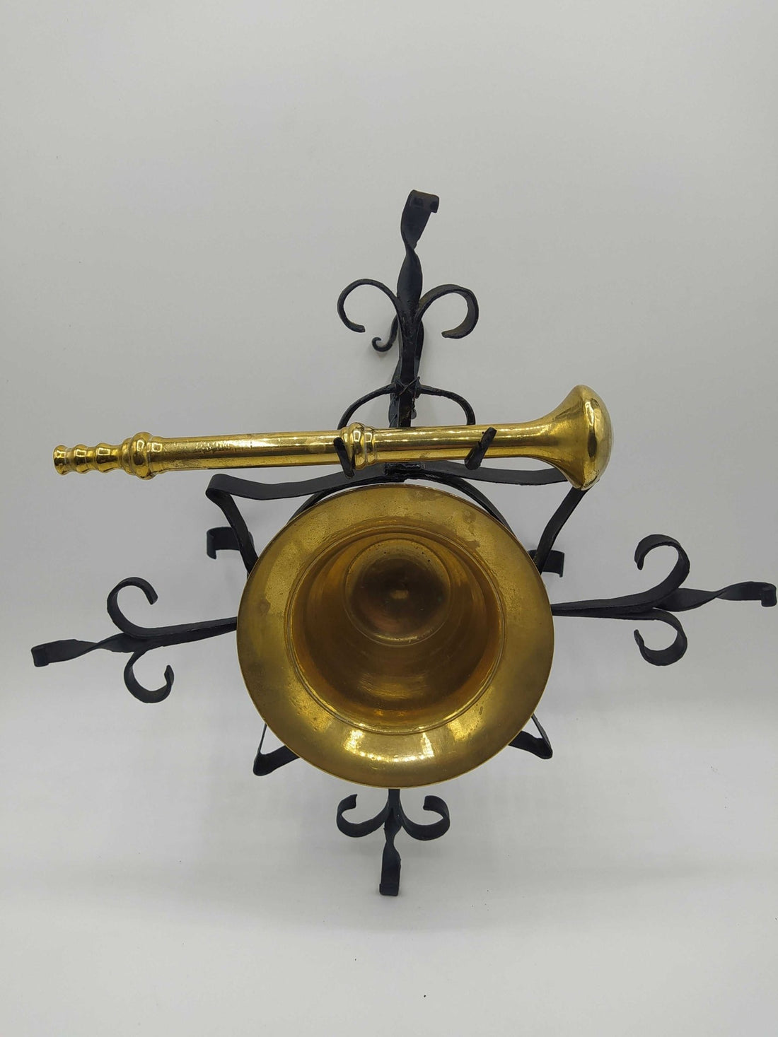 Mortero antiguo de metal con filigrana de hierro - Pieza única - Cositas Antiguas – La Guadaña, Anticuarios Online en Jerez , vender antigüedades, muebles antiguos