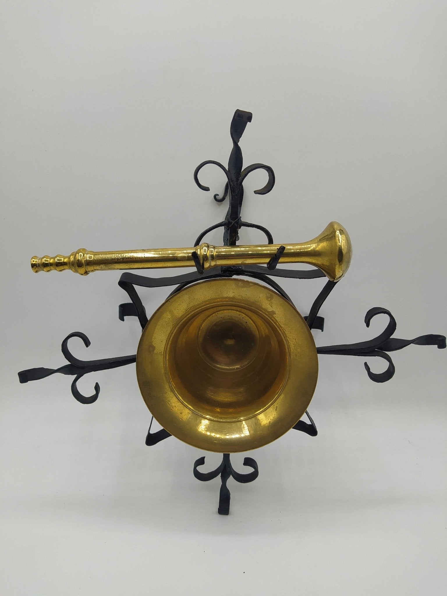 Mortero antiguo de metal con filigrana de hierro - Pieza única - Cositas Antiguas – La Guadaña, Anticuarios Online en Jerez , vender antigüedades, muebles antiguos
