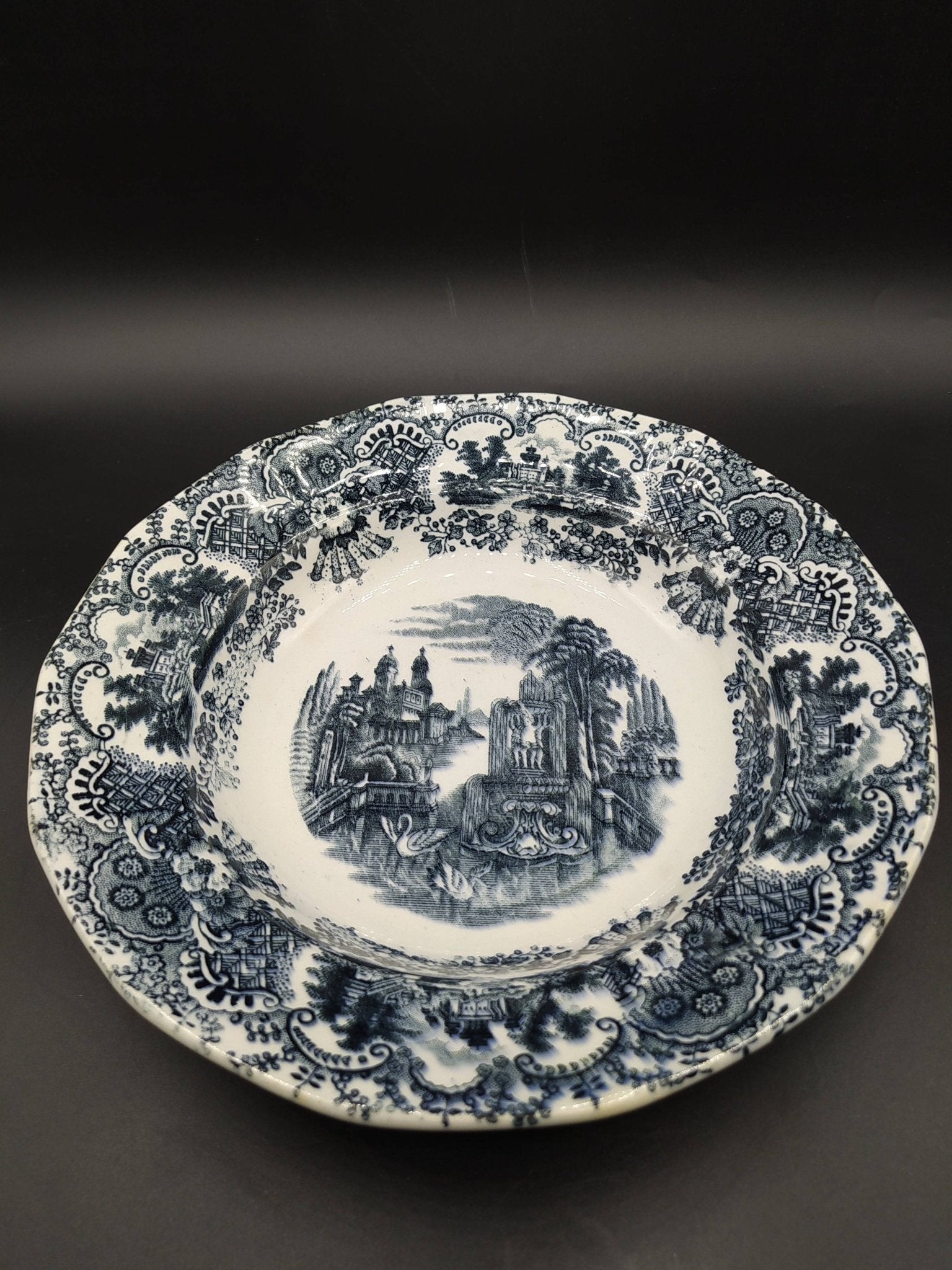 Plato hondo de porcelana La Cartuja, modelo vistas, siglo XIX - Cositas Antiguas – La Guadaña, Anticuarios Online en Jerez , vender antigüedades, muebles antiguos