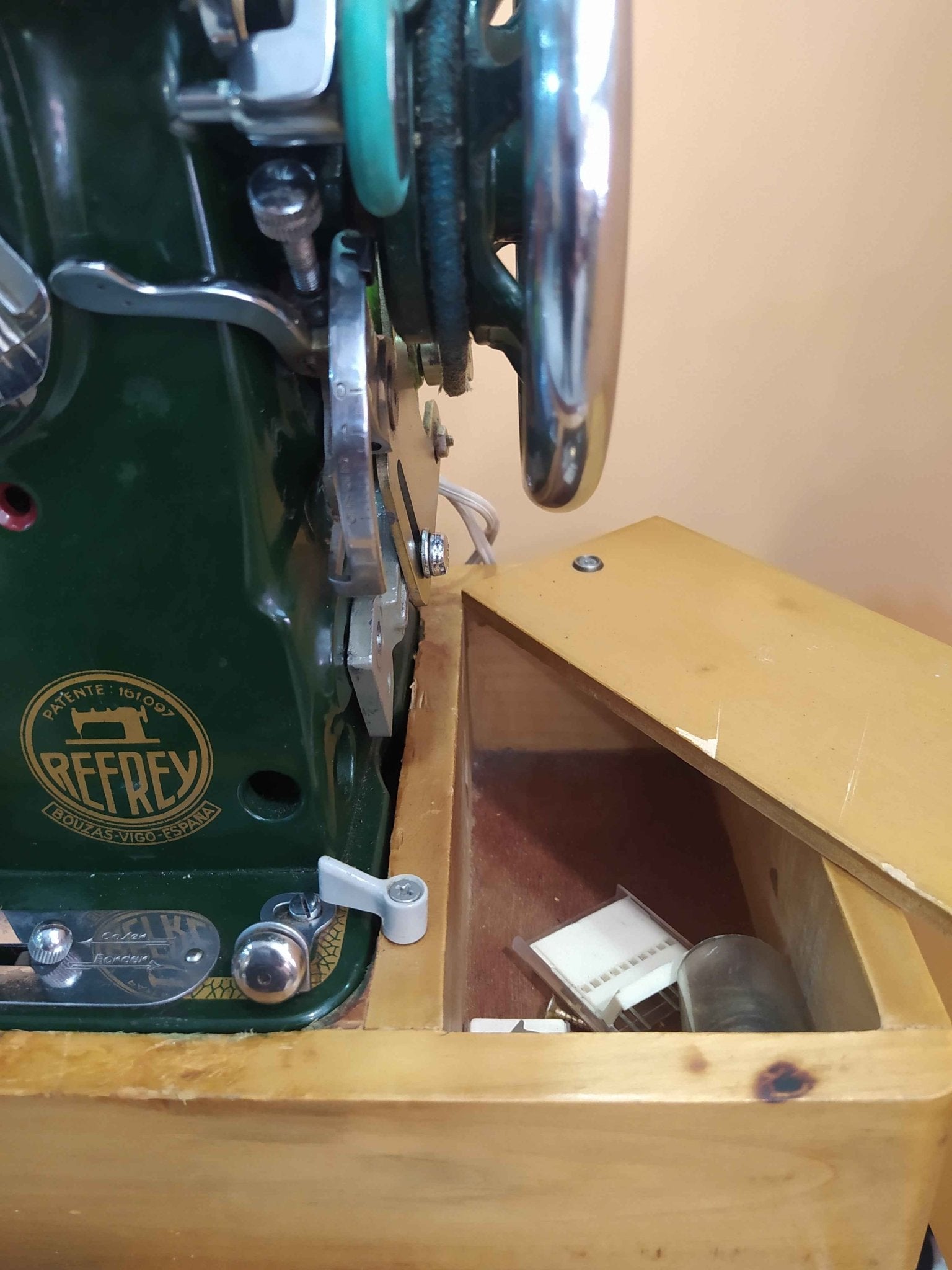 Maquina de coser 1953 - Maquina profesional - Cositas Antiguas – La Guadaña, Anticuarios Online en Jerez , vender antigüedades, muebles antiguos