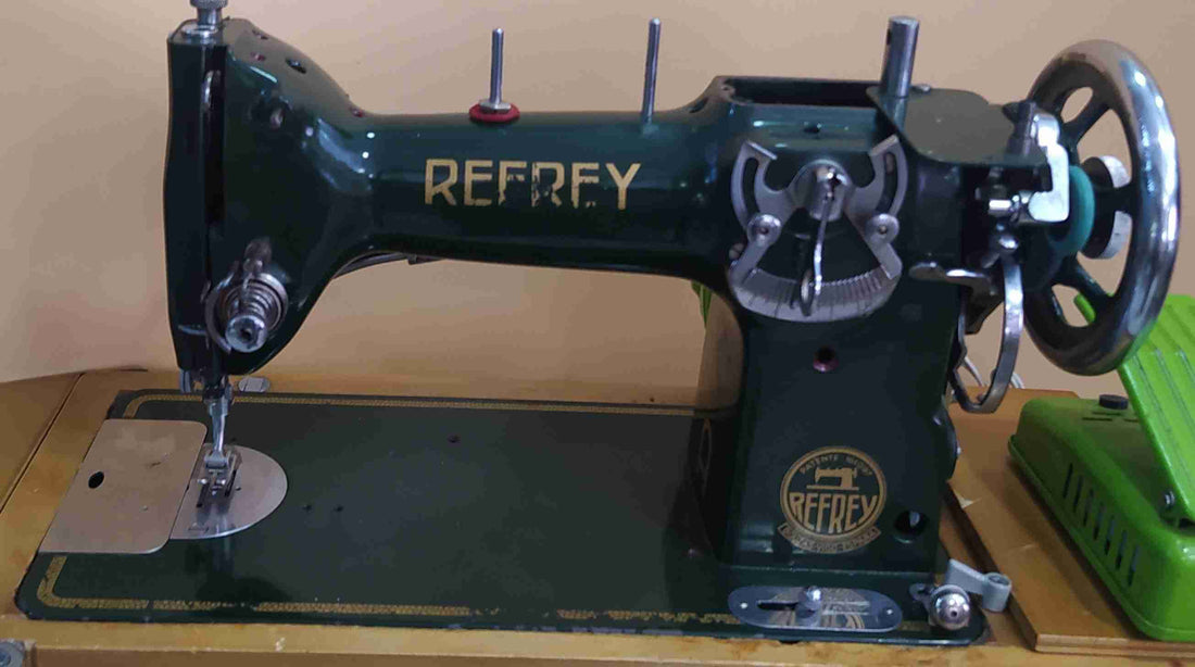 Maquina de coser 1953 - Maquina profesional - Cositas Antiguas – La Guadaña, Anticuarios Online en Jerez , vender antigüedades, muebles antiguos