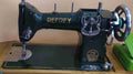 Maquina de coser 1953 - Maquina profesional - Cositas Antiguas – La Guadaña, Anticuarios Online en Jerez , vender antigüedades, muebles antiguos