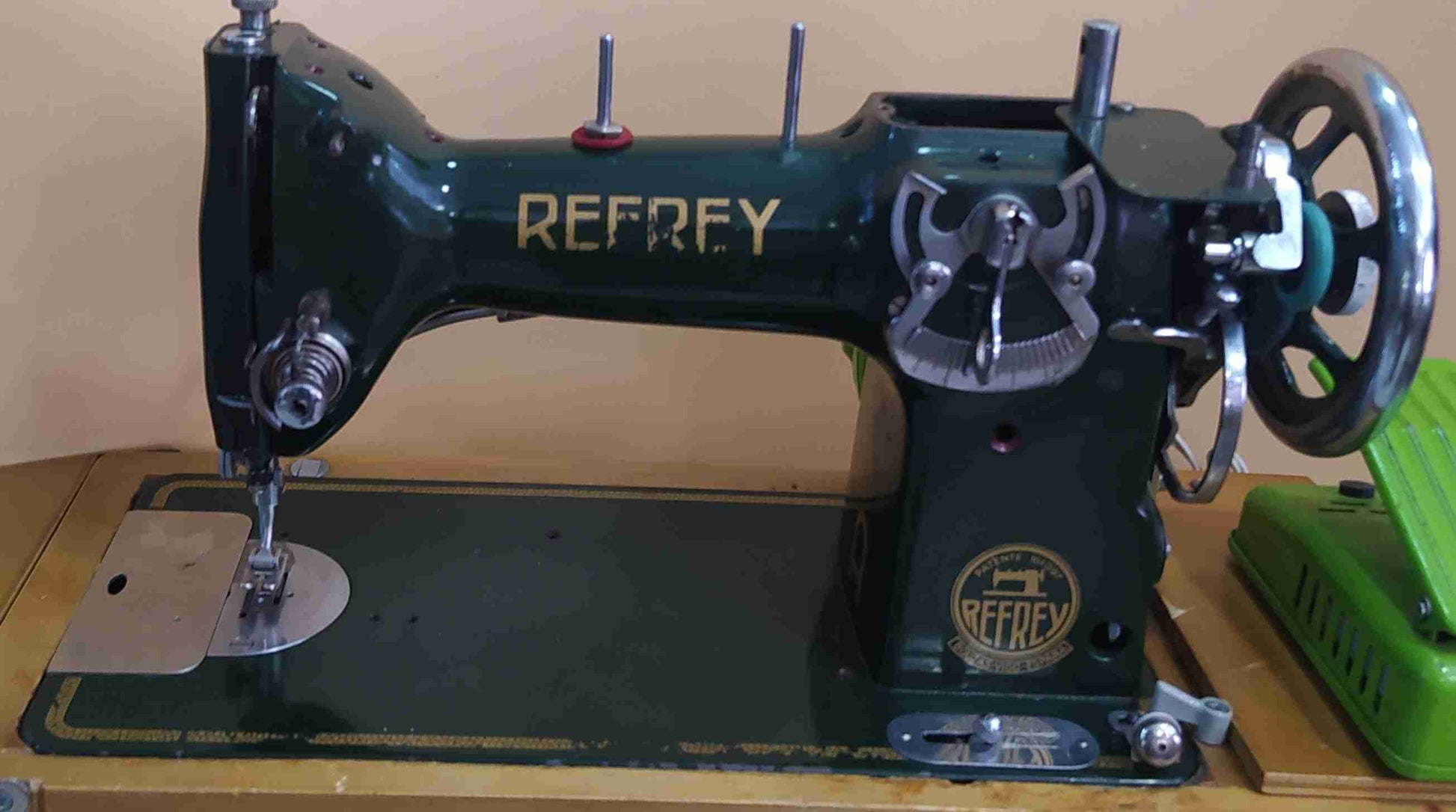 Maquina de coser 1953 - Maquina profesional - Cositas Antiguas – La Guadaña, Anticuarios Online en Jerez , vender antigüedades, muebles antiguos