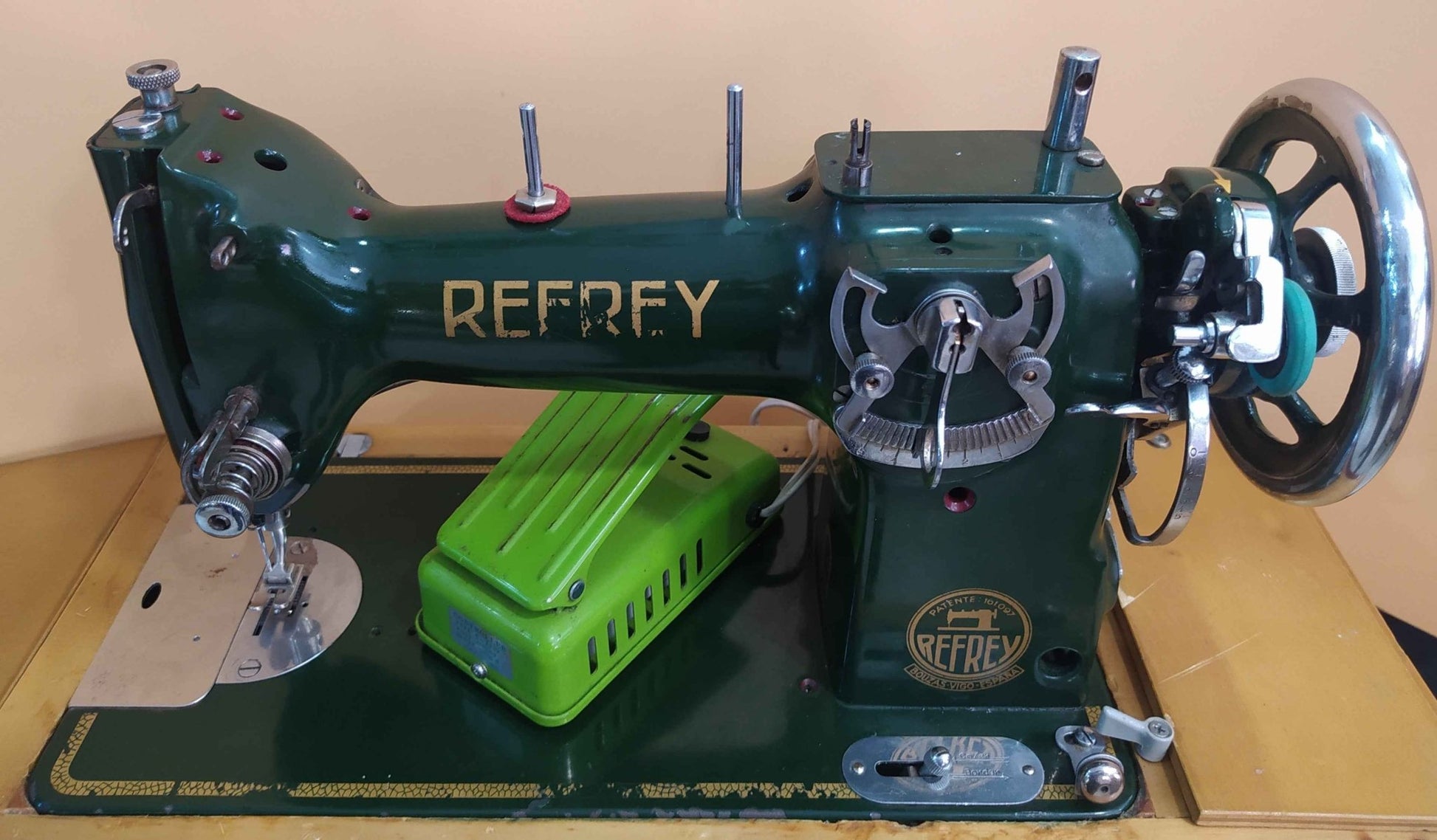 Maquina de coser 1953 - Maquina profesional - Cositas Antiguas – La Guadaña, Anticuarios Online en Jerez , vender antigüedades, muebles antiguos
