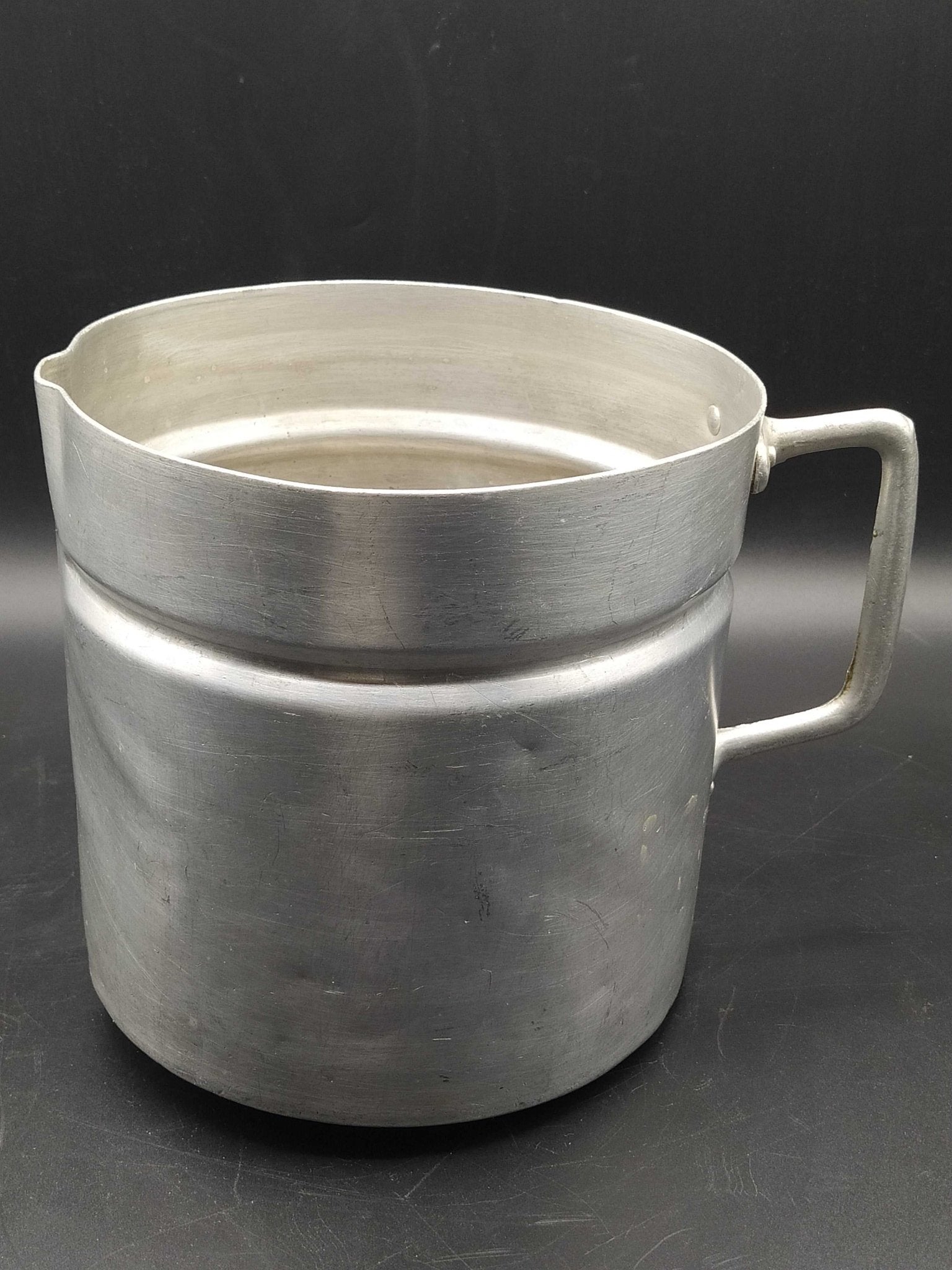 Jarro de Aluminio, Calidad y Autenticidad Antiguas - Cositas Antiguas – La Guadaña, Anticuarios Online en Jerez , vender antigüedades, muebles antiguos