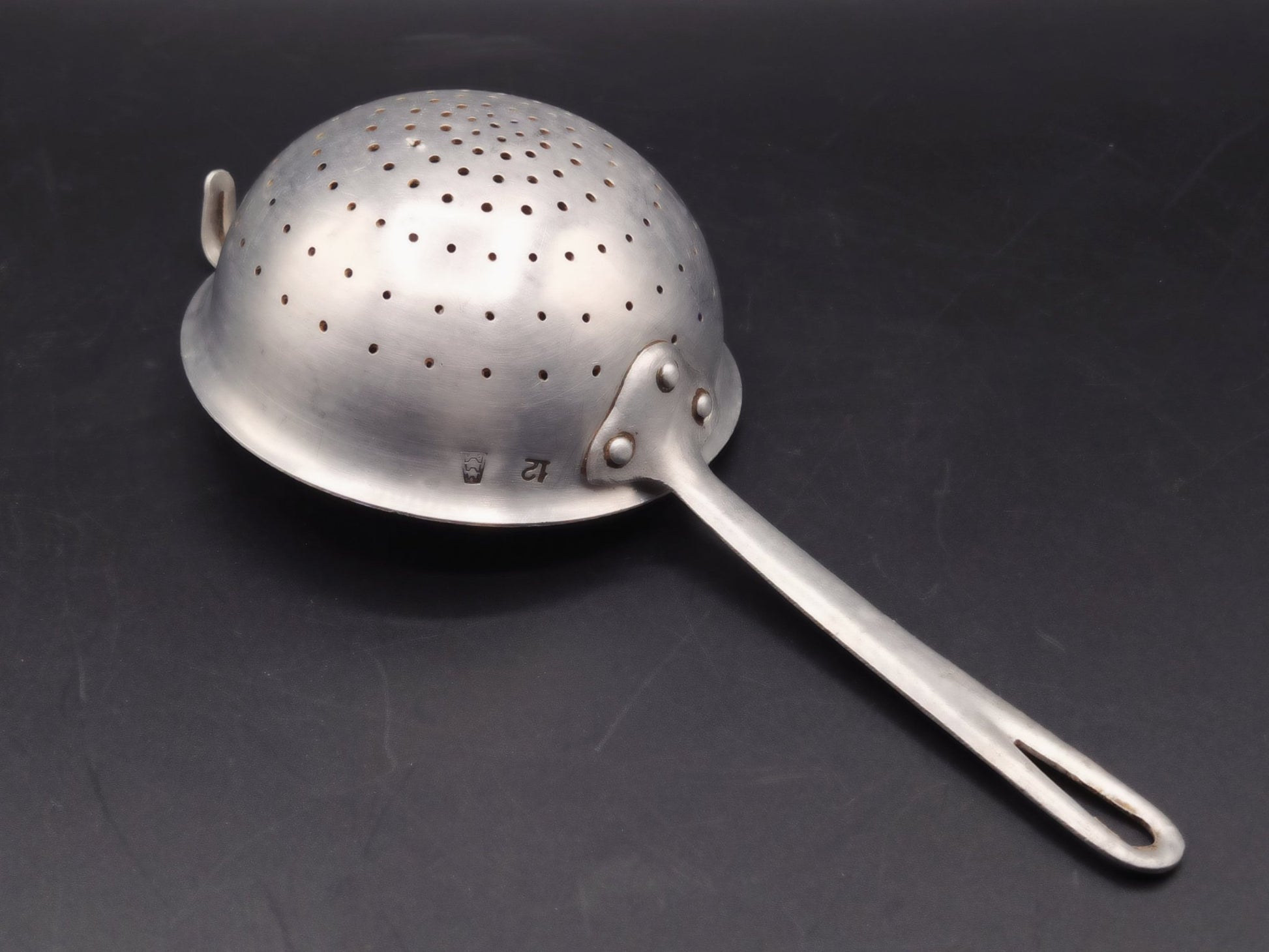 Colador de aluminio – Herramienta de cocina vintage - Cositas Antiguas – La Guadaña, Anticuarios Online en Jerez , vender antigüedades, muebles antiguos