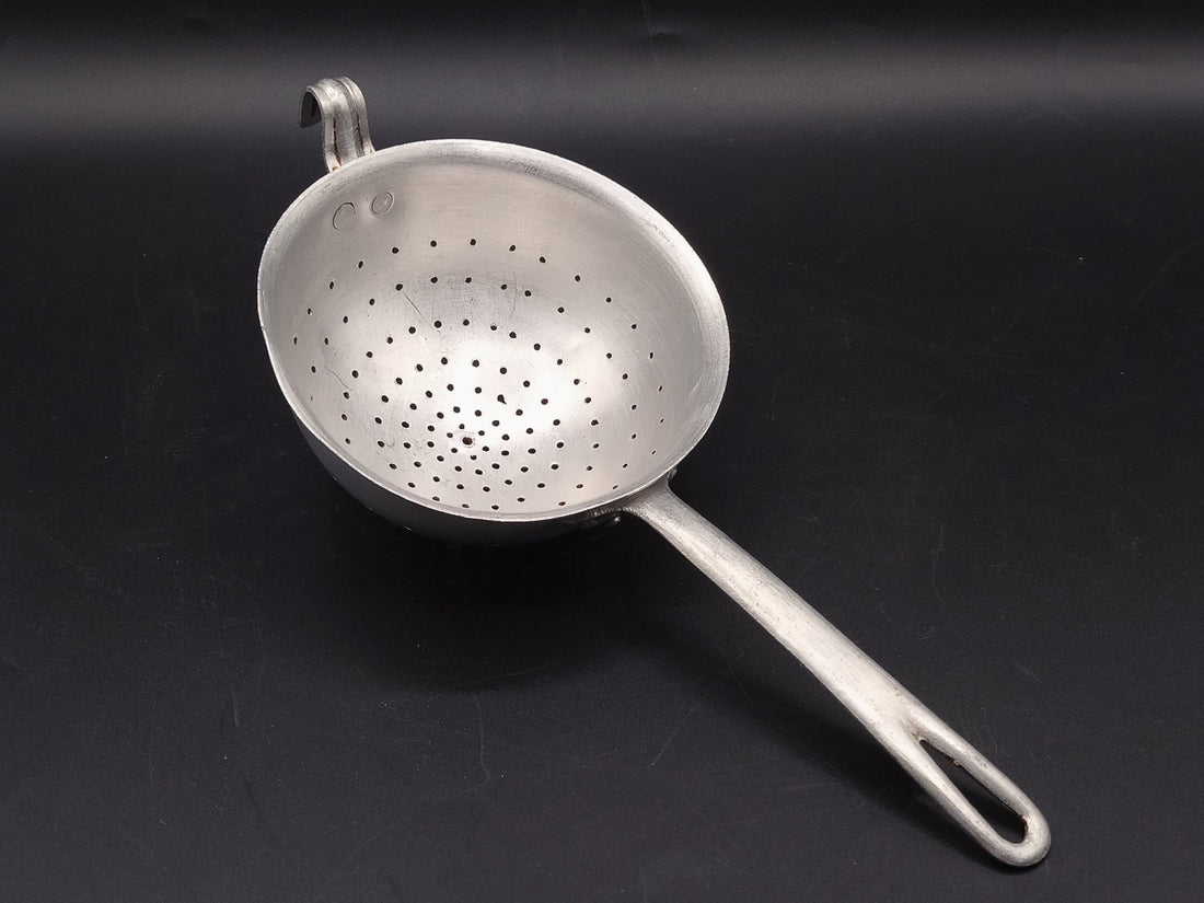 Colador de aluminio – Herramienta de cocina vintage - Cositas Antiguas – La Guadaña, Anticuarios Online en Jerez , vender antigüedades, muebles antiguos