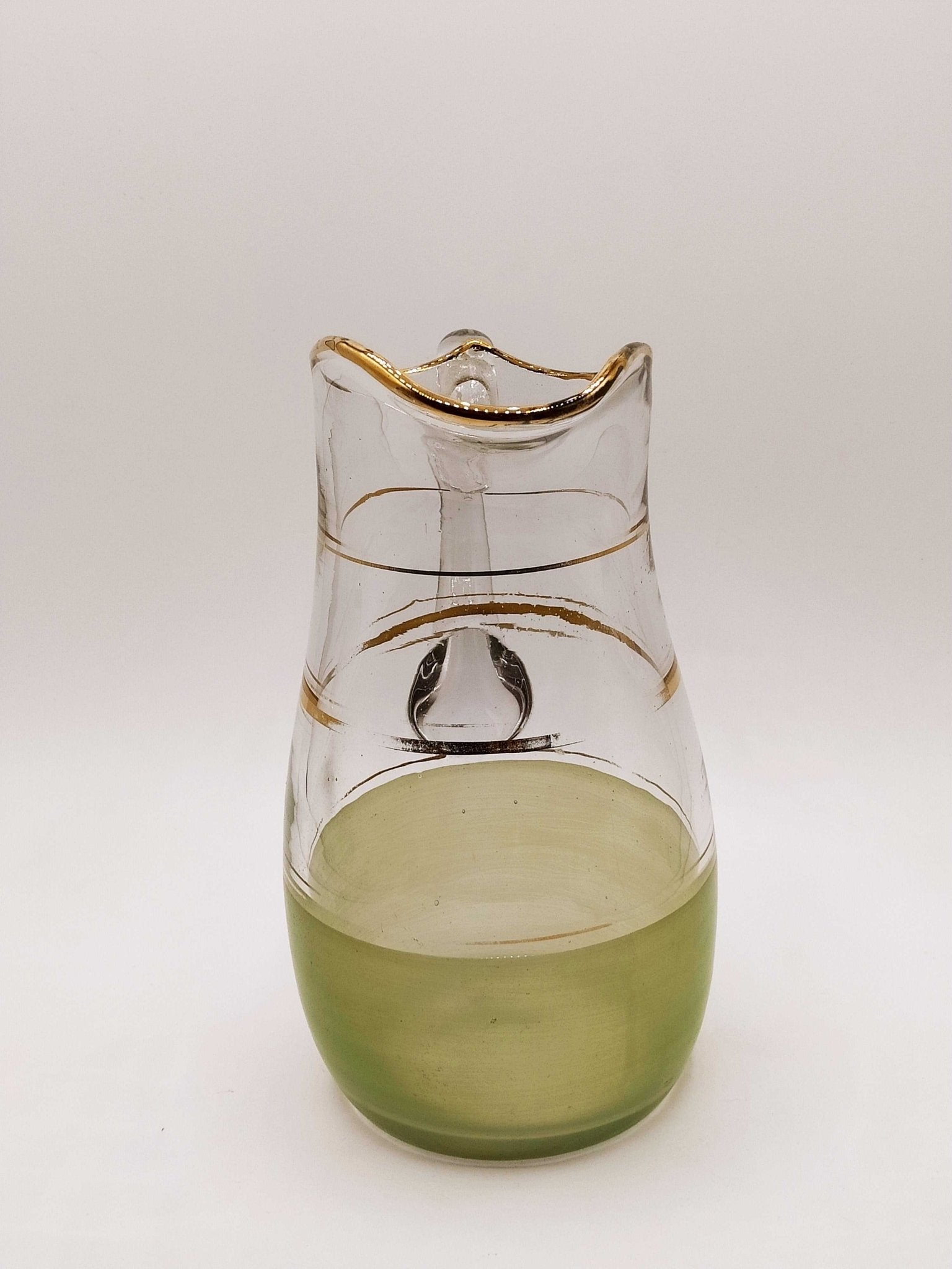 Jarra de Cristal Verde Mate y Dorado – Calidad y Elegancia - Cositas Antiguas – La Guadaña, Anticuarios Online en Jerez , vender antigüedades, muebles antiguos