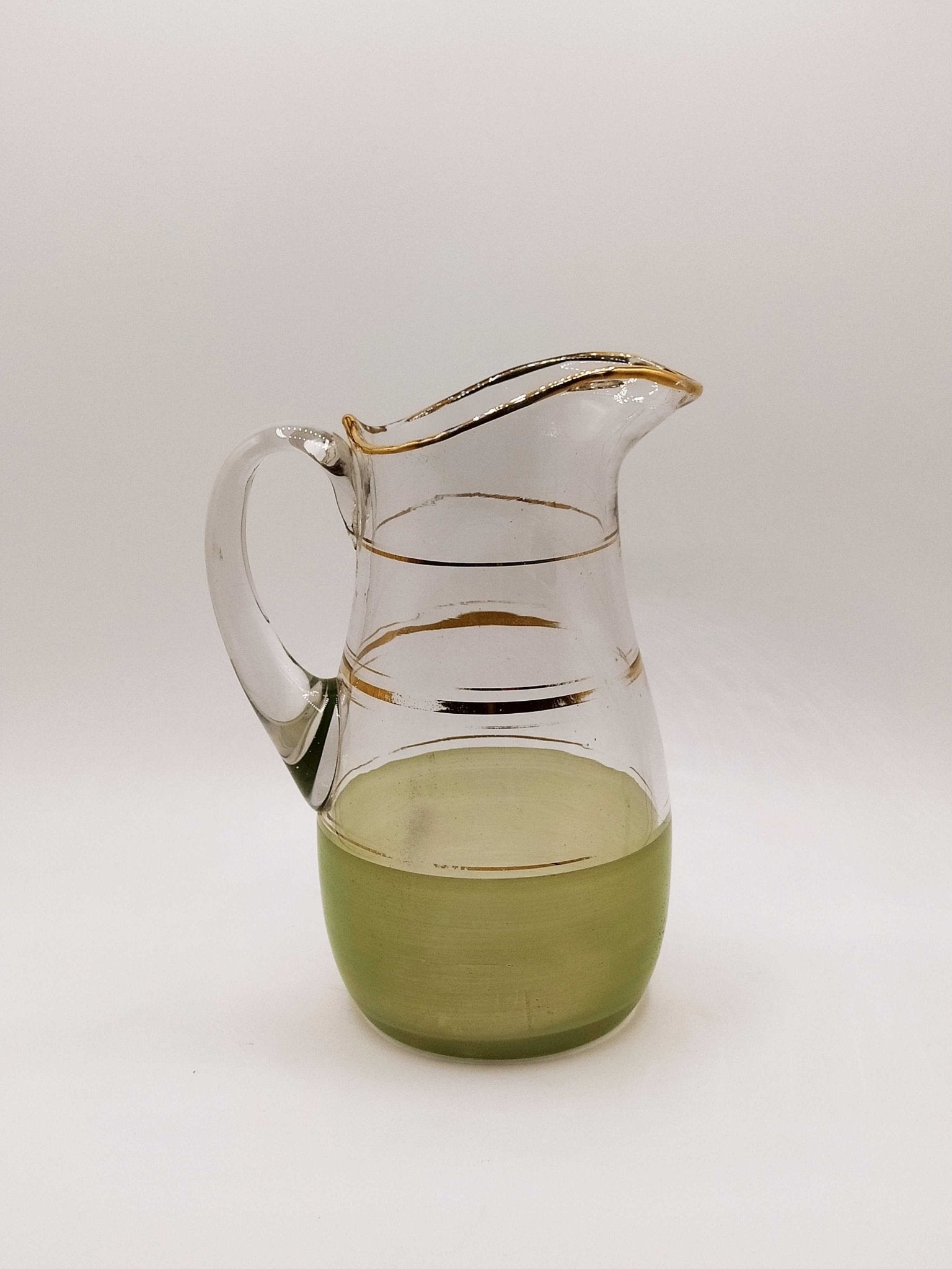 Jarra de Cristal Verde Mate y Dorado – Calidad y Elegancia - Cositas Antiguas – La Guadaña, Anticuarios Online en Jerez , vender antigüedades, muebles antiguos