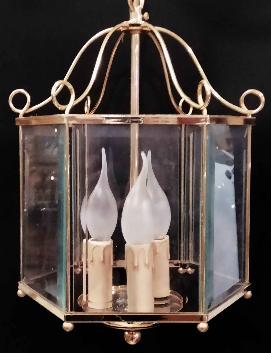 Lámpara farol de bronce dorado, acristalada con 4 luces eléctricas - Cositas Antiguas – La Guadaña, Anticuarios Online en Jerez , vender antigüedades, muebles antiguos