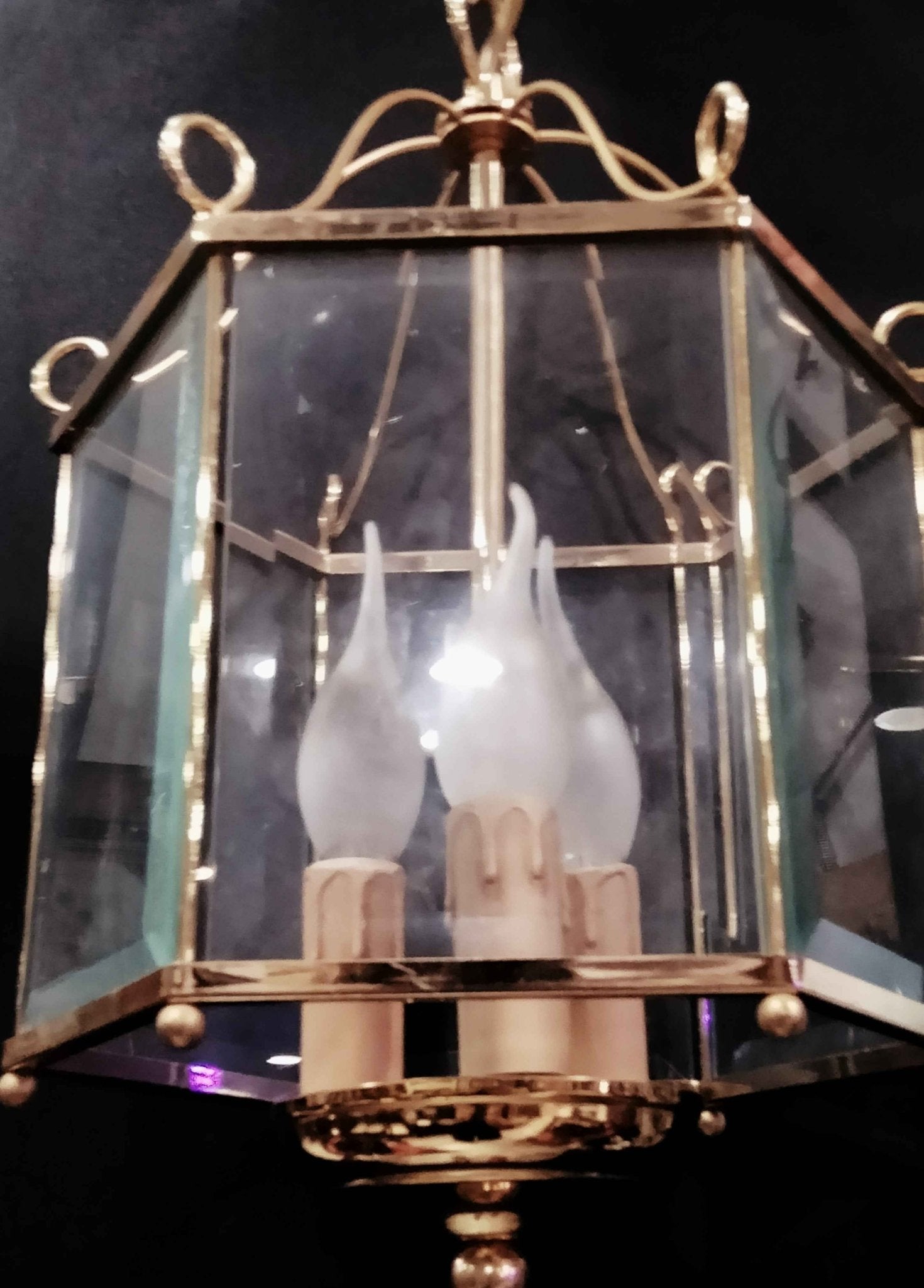 Lámpara farol de bronce dorado, acristalada con 4 luces eléctricas - Cositas Antiguas – La Guadaña, Anticuarios Online en Jerez , vender antigüedades, muebles antiguos