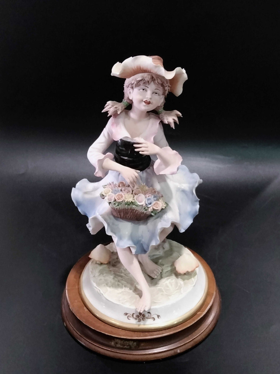 Figuras de porcelana fina marca Carlos | Niño y Niña - Cositas Antiguas – La Guadaña, Anticuarios Online en Jerez , vender antigüedades, muebles antiguos