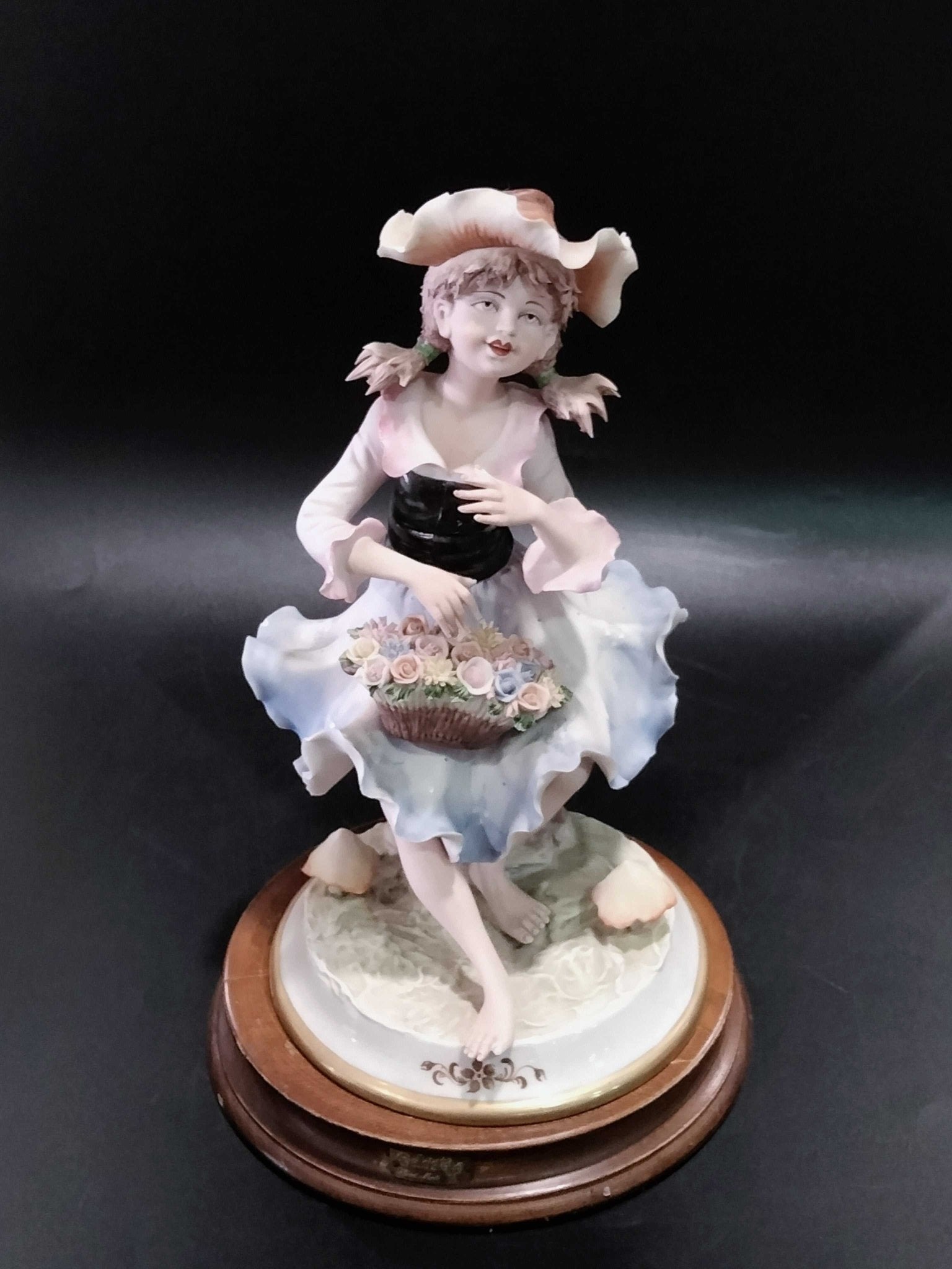 Figuras de porcelana fina marca Carlos | Niño y Niña - Cositas Antiguas – La Guadaña, Anticuarios Online en Jerez , vender antigüedades, muebles antiguos