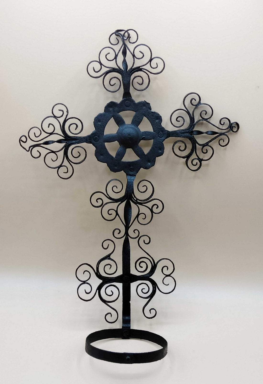 Porta maceta filigrana cruz, vintage y decorativo - Cositas Antiguas – La Guadaña, Anticuarios Online en Jerez , vender antigüedades, muebles antiguos