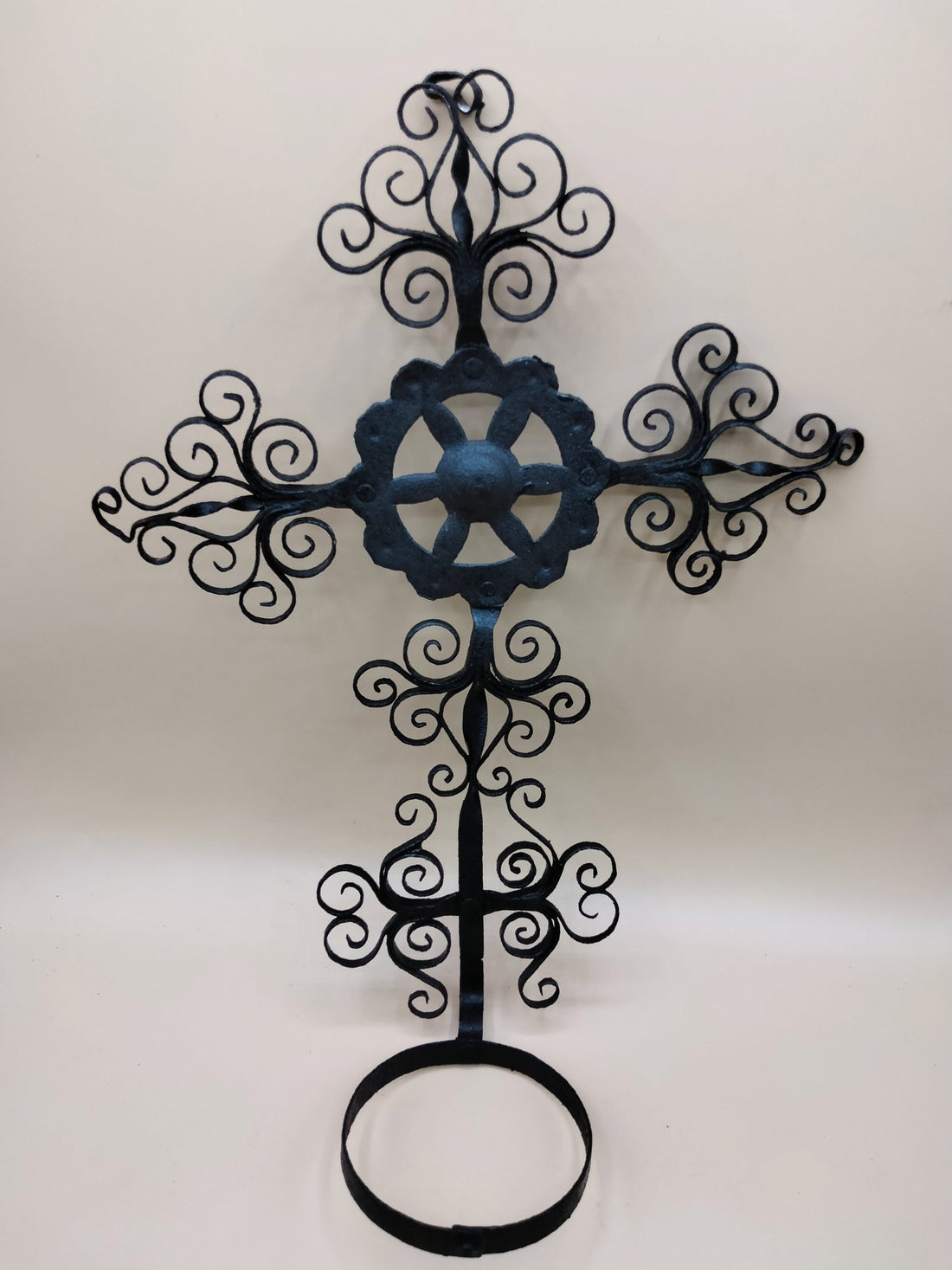 Porta maceta filigrana cruz, vintage y decorativo - Cositas Antiguas – La Guadaña, Anticuarios Online en Jerez , vender antigüedades, muebles antiguos
