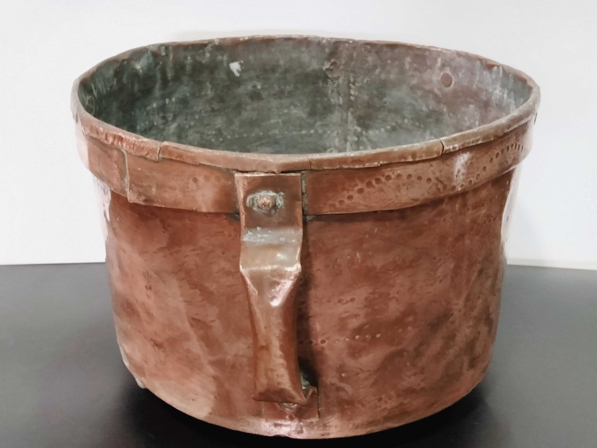 Caldero de Cobre Amartillado a Mano con Doble Asa - Cositas Antiguas – La Guadaña, Anticuarios Online en Jerez , vender antigüedades, muebles antiguos