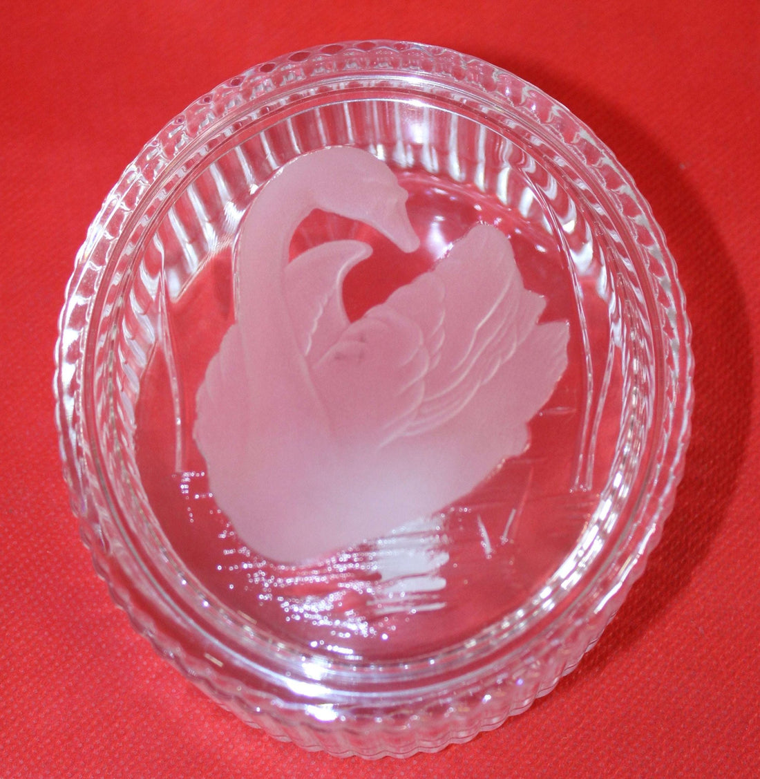 Caja de cristal decorada con cisne, elegante y única - Cositas Antiguas – La Guadaña, Anticuarios Online en Jerez , vender antigüedades, muebles antiguos