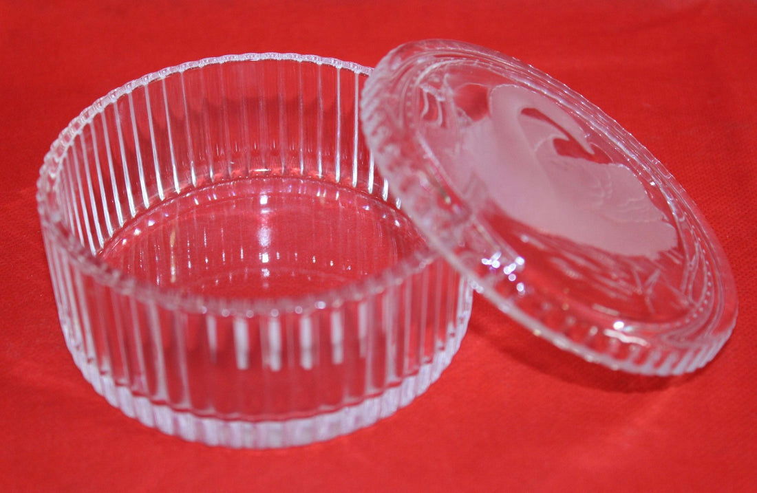 Caja de cristal decorada con cisne, elegante y única - Cositas Antiguas – La Guadaña, Anticuarios Online en Jerez , vender antigüedades, muebles antiguos