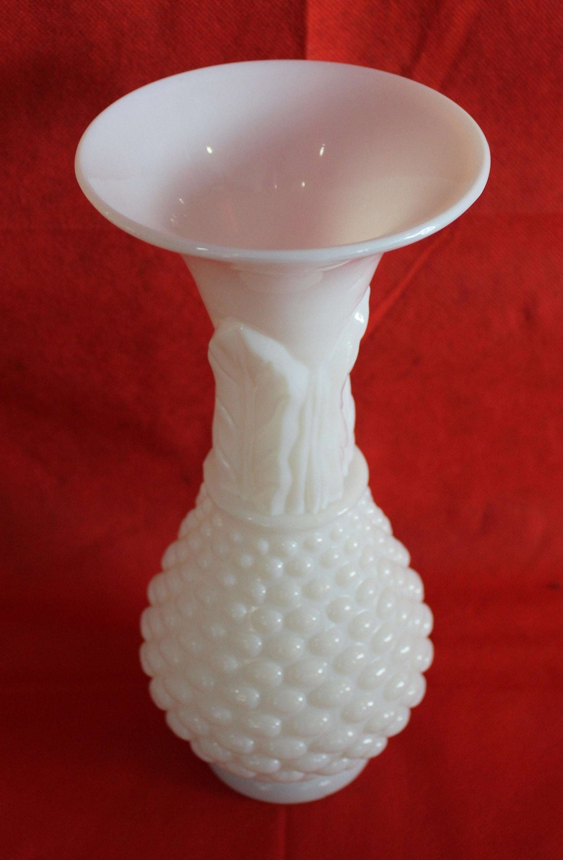 Jarron de opalina blanco, delicado y elegante - Cositas Antiguas – La Guadaña, Anticuarios Online en Jerez , vender antigüedades, muebles antiguos