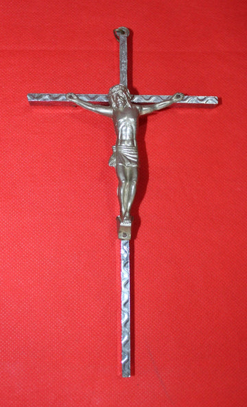 Crucificado de metal plateado, calidad y tradición - Cositas Antiguas – La Guadaña, Anticuarios Online en Jerez , vender antigüedades, muebles antiguos
