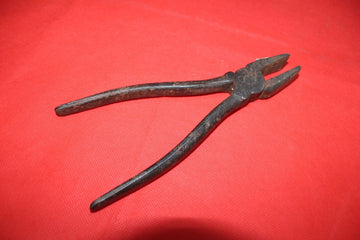 Alicate antiguo | herramienta de colección de calidad - Cositas Antiguas – La Guadaña, Anticuarios Online en Jerez , vender antigüedades, muebles antiguos