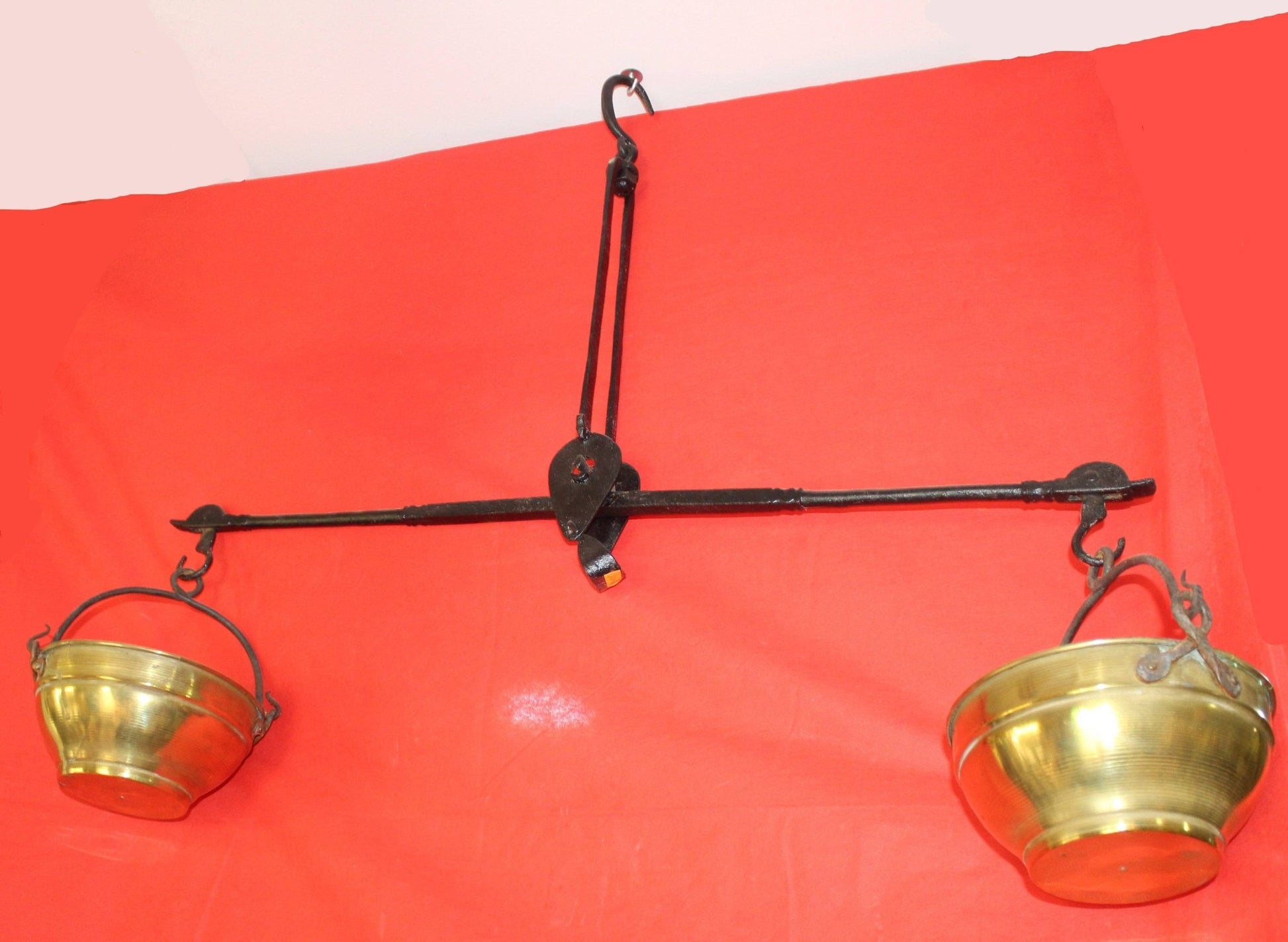 Balanza de hierro con cuencos de metal | excelente calidad - Cositas Antiguas – La Guadaña, Anticuarios Online en Jerez , vender antigüedades, muebles antiguos