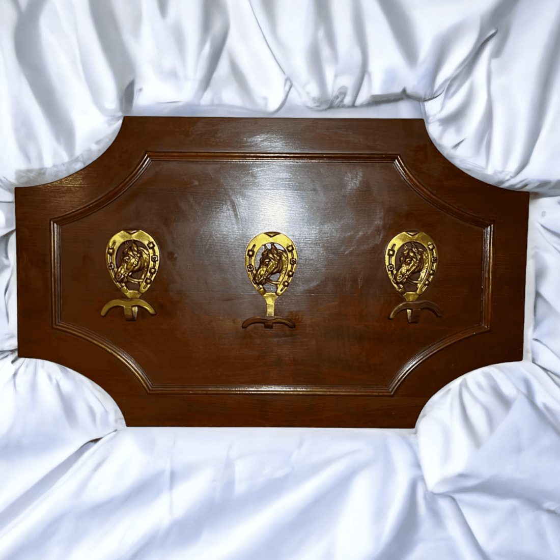 Perchero antiguo de caoba con detalles ecuestres únicos - Cositas Antiguas – La Guadaña, Anticuarios Online en Jerez , vender antigüedades, muebles antiguos