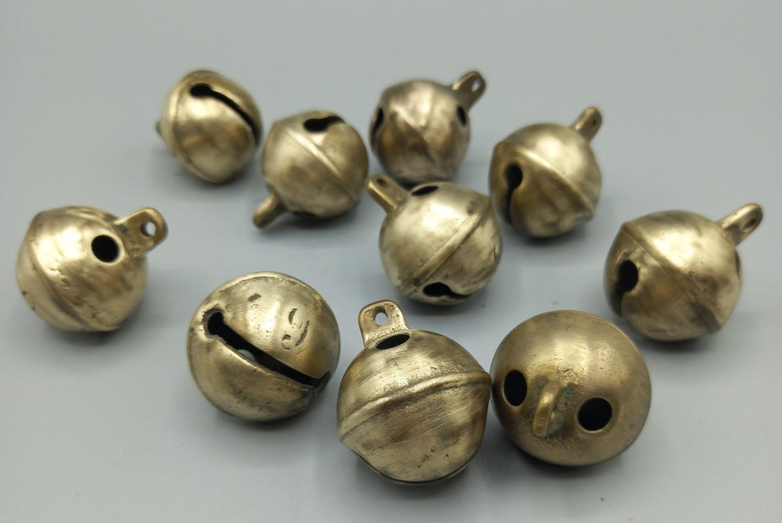 Antiguos cascabeles de metal de 4 cm para decoración vintage - Cositas Antiguas – La Guadaña, Anticuarios Online en Jerez , vender antigüedades, muebles antiguos