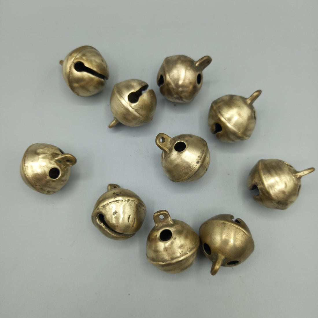 Antiguos cascabeles de metal de 4 cm para decoración vintage - Cositas Antiguas – La Guadaña, Anticuarios Online en Jerez , vender antigüedades, muebles antiguos