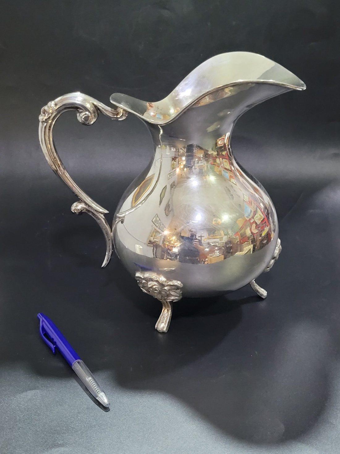Jarra de metal plateado con patas ornamentales - Cositas Antiguas – La Guadaña, Anticuarios Online en Jerez , vender antigüedades, muebles antiguos