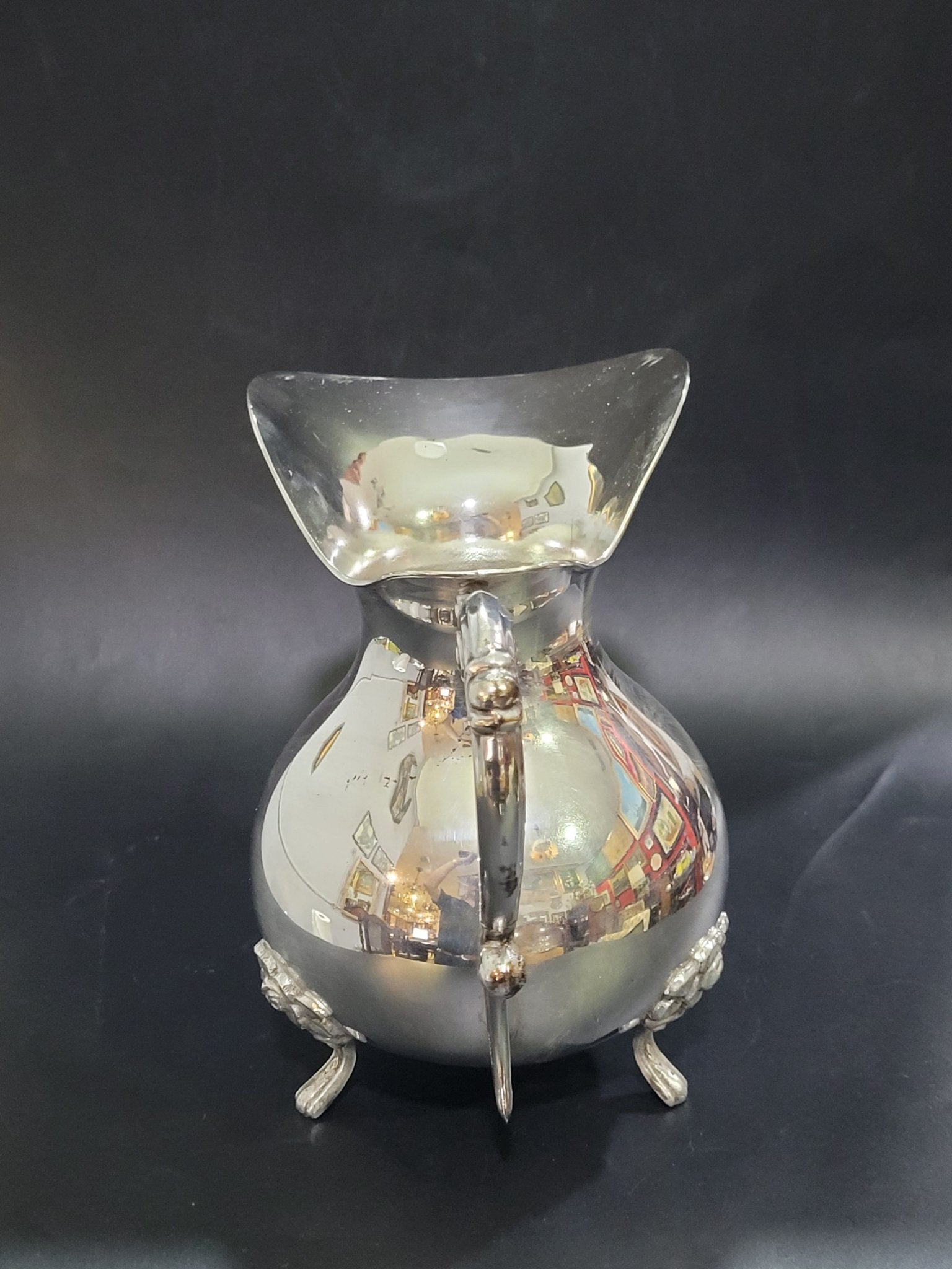 Jarra de metal plateado con patas ornamentales - Cositas Antiguas – La Guadaña, Anticuarios Online en Jerez , vender antigüedades, muebles antiguos