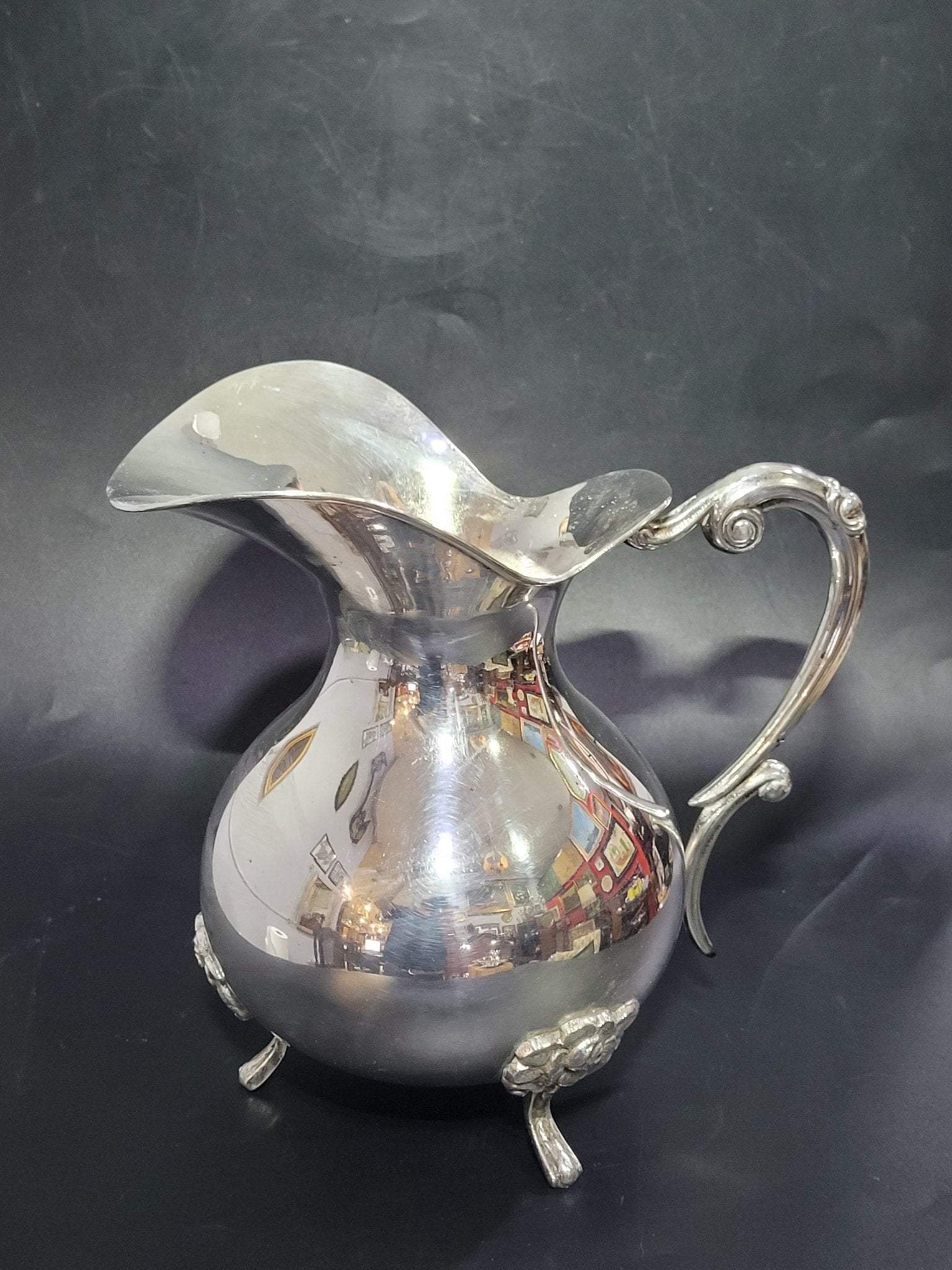 Jarra de metal plateado con patas ornamentales - Cositas Antiguas – La Guadaña, Anticuarios Online en Jerez , vender antigüedades, muebles antiguos